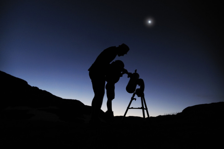 Смотреть на звезды летом